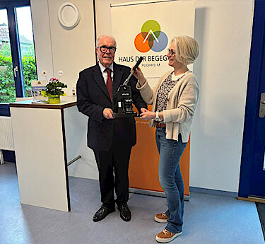Burkhardt Hoffmann (Firmengründer OmniVision) und Daniela Schulte mit der Buttonmaschine